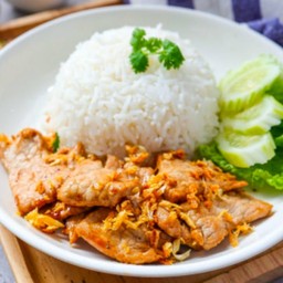 หมูกระเทียมราดข้าว