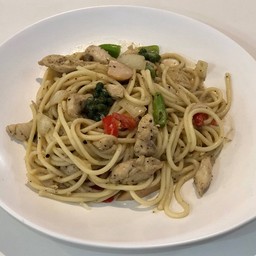 สปาเกตตีพริกไทยดำไก่