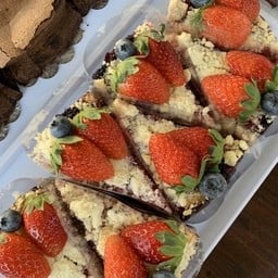 Mixed Berry Crumble Cheesecake