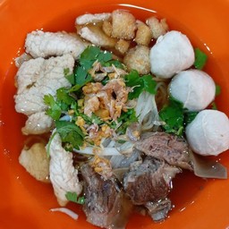 เส้นเล็กน้ำ ลูกชิ้นหมู ฮั้งเพ้ง ทุกอย่าง