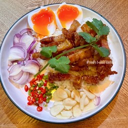 ข้าวหมูเค็มทรงเครื่องไข่อารมณ์ดีย์