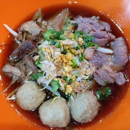 วุ้นเส้นน้ำ ลูกชิ้นเนื้อ แชมป์ ทุกอย่าง