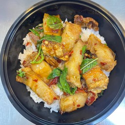 กะเพราหมูกรอบ ราดข้าว