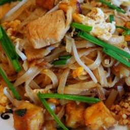 KG03.32 ผัดไทยไก่ 50 กรัม  (ใส่เส้นจันทร์ผัดไทยและไข่ 1 ฟองแล้ว