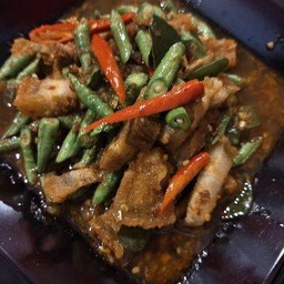 พริกแกง หมูกรอบ