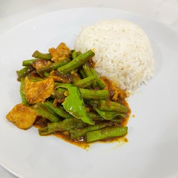 ข้าวไก่ผัดพริกแกง