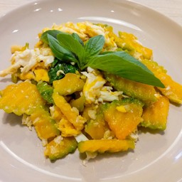 ผัดฟักทองญี่ปุ่นใส่ไข่ Stir-fried Japanese pumpkin with egg