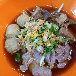 เส้นเล็กน้ำ ลูกชิ้นเนื้อ แชมป์ ทุกอย่าง