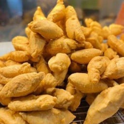 ลูกชิ้นปลาระเบิด & ไส้กรอกแดง ซอย ปรีดีพนมยงค์ 13