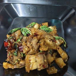 กะเพรา หมูกรอบ