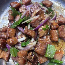 ข้าว ยำหมูแซ่บ