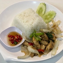 ข้าวผัดพริกไทยดำไก่