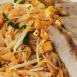 KG03.36 ผัดไทยคอหมูย่าง 50 กรัม  (ใส่เส้นจันทร์ผัดไทยและไข่ 1 ฟองแล้ว