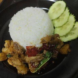 ผัดกะเพราหมูกรอบราดข้าว