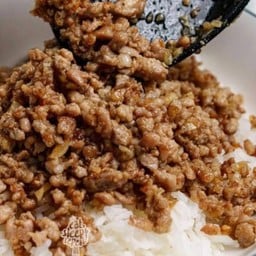 หมูสับทอดกระเทียม ราดข้าว