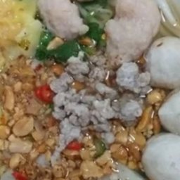 KG03.22 บะหมี่เกี๊ยวหมูสับ 50 กรัม ลูกชิ้นหมูฮั้งเพ้ง 3 ลูก