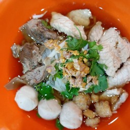 เส้นหมี่ขาวน้ำ ลูกชิ้นหมูฮั้งเพ้ง ทุกอย่าง