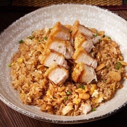 F2 ข้าวผัดกระเทียมหมูกรอบ