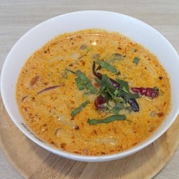 ต้มยำเห็ดน้ำข้นใส่นมและน้ำพริกเผา (Non-Vegan Spicy Tom-Yum mushroom)