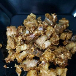 ทอดกระเทียม หมูกรอบ