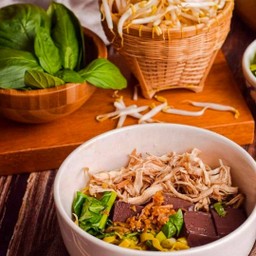 ก๋วยเตี๋ยวไก่ (เนื้อไก่,ตีน,ข้อ,เลือด)