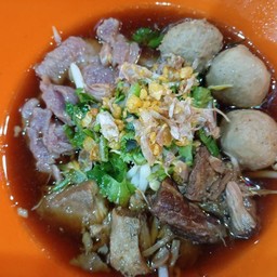 เส้นหมี่ขาวน้ำ  ลูกชิ้นเนื้อ แชมป์ ทุกอย่าง