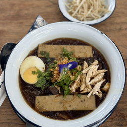 สายเหนือ  (ต้มเส้น). Glass noodle with chicken feet soup