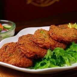 ตงฉิน (โชคชัย 4) ข้าวหมูแดง หมูกรอบอบถ่าน โชคชัย 4