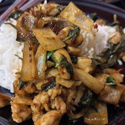 ผัดพริกแกงไก่ราดข้าว