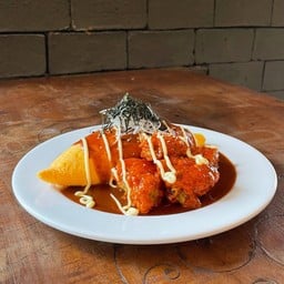 ข้าวห่อไข่หน้าไก่คาราอะเกะรสเผ็ดราดซอสแกงกะหรี่บลูดักสุดเผ็ด