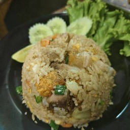 ข้าวผัดหมูกรอบ