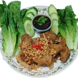 (เป็นกับขีดครึ่ง)คอหมูทอดกระเทียมพร้อมน้ำจิ้ม