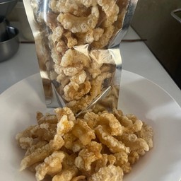 แคบหมูกินคู่กับ ก๋วยเตี๋ยวต้มยำเป็นอะไรที่ฟินสุดๆๆ  ต่อ1ถุง