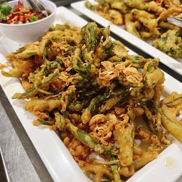 ยำผักบุ้งกรอบ