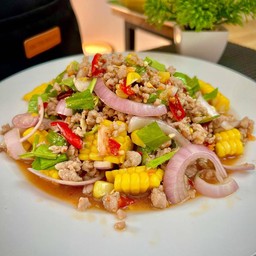 ยำข้าวโพดหมูสับ