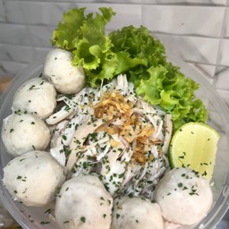 หมี่ไก่ฉีก+ลูกชิ้นพิเศษทุกอย่าง(รสเผ็ด)