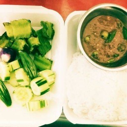 ร้านข้าวไก่ทอดยายแอ๊ว