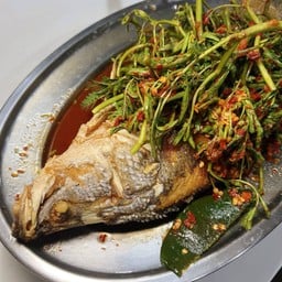 ปลากะพงทอดแป๊ะซ๊ะ