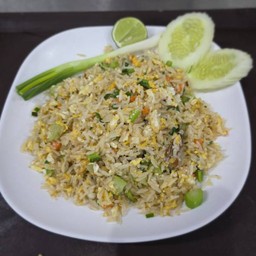 ข้าวผัดปลาอินทรีย์เค็ม