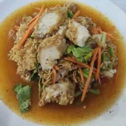 ยำมาม่า + ไก่กรอบ