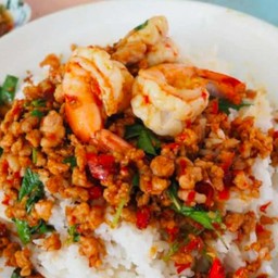 กระเพราหมูสับกุ้งราดข้าว