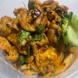 ข้าวกระเพราหมูชิ้นพริกแห้งไข่ข้น