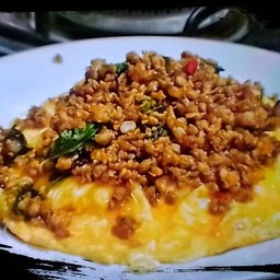 ข้าวกะเพราเนื้อไข่ข้น