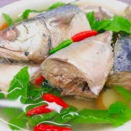 ต้มยำ ปลาทูสดใบกะเพรา (ปลา 2 ตัว)