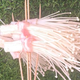 เห็ดเข็มทองหมูสามชั้น