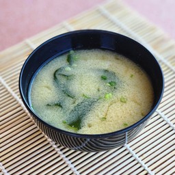 ซุปมิโซะ (มีวากาเมะและเต้าหู้คินุ)