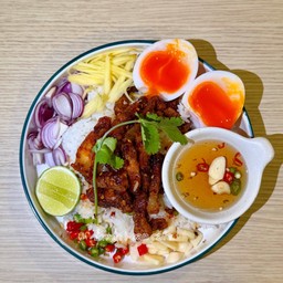 ข้าวคลุกสามชั้นทรงเครื่องตาแดงไข่อารมย์ดี