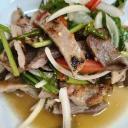 ยำคอหมูย่าง