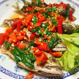 ปลาทูทอดราดพริกขี้หนู