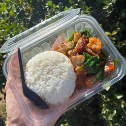 คะน้าหมูกรอบ